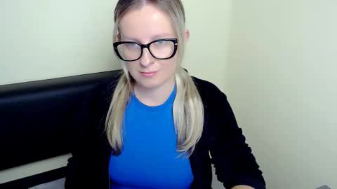 Snapshot of vanillaex_ chatting on 09-12-25, 06:24 Mia online show from 09-12-25, 06:24