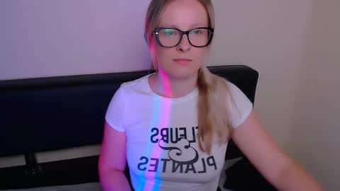 Snapshot of vanillaex_ chatting on 09-23-25, 07:22 Mia online show from 09-23-25, 07:22