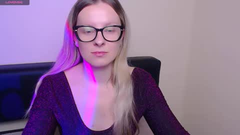 Snapshot of vanillaex_ chatting on 10-15-25, 07:41 Mia online show from 10-15-25, 07:41