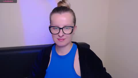 Snapshot of vanillaex_ chatting on 10-16-25, 06:58 Mia online show from 10-16-25, 06:58