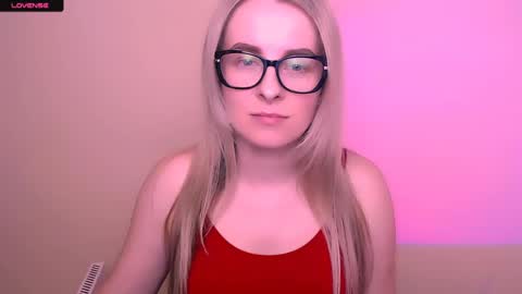 Snapshot of vanillaex_ chatting on 05-05-26, 12:24 Mia online show from 05-05-26, 12:24