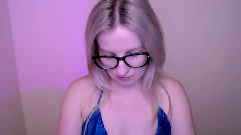 Snapshot of vanillaex_ chatting on 05-27-26, 04:48 Mia online show from 05-27-26, 04:48