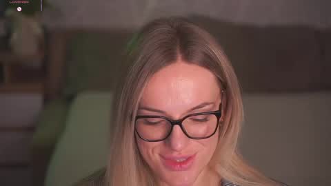 Snapshot of vanille_mystery chatting on 04-25-26, 02:25 Sophie online show from 04-25-26, 02:25