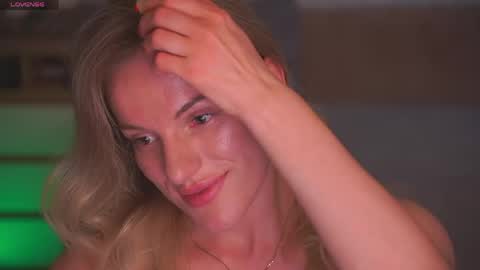 Snapshot of vanille_mystery chatting on 06-09-26, 11:16 Sophie online show from 06-09-26, 11:16