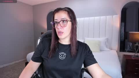 Snapshot of vanitysex chatting on 09-15-25, 11:32 Karine online show from 09-15-25, 11:32