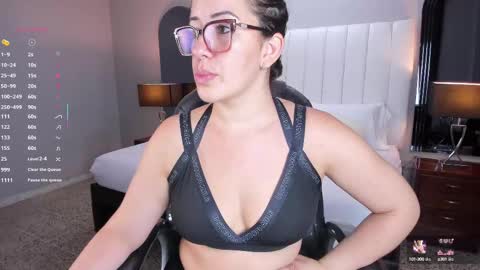 Snapshot of vanitysex chatting on 10-11-25, 11:31 Karine online show from 10-11-25, 11:31