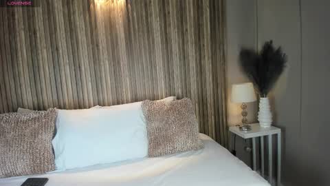 V A N N E S A   online show from 11-05-25, 11:32