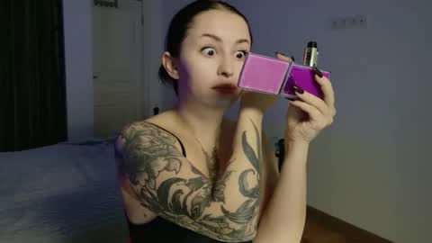 Snapshot of vaolietkat chatting on 11-25-25, 06:46 vaolietkat online show from 11-25-25, 06:46