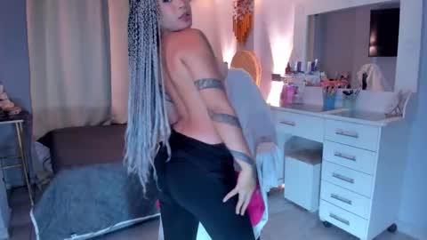 Snapshot of vayolett_bass chatting on 01-17-26, 05:23 Vayolett Bass online show from 01-17-26, 05:23