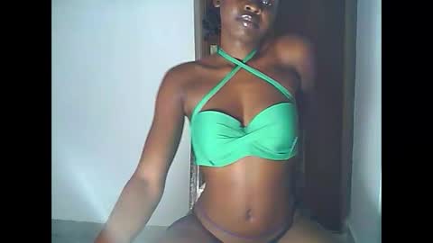 Snapshot of vee353123 chatting on 05-18-26, 06:25 Vee online show from 05-18-26, 06:25