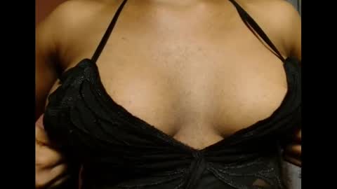 Snapshot of vee62 chatting on 05-13-26, 01:03 vee62 online show from 05-13-26, 01:03
