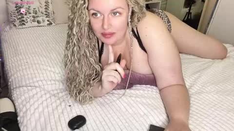 Snapshot of vellinka chatting on 10-10-25, 01:15 vellinka online show from 10-10-25, 01:15