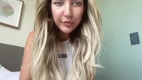 Snapshot of velonira chatting on 11-17-25, 09:15 velonira online show from 11-17-25, 09:15