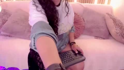 Snapshot of velvet_curly chatting on 05-08-26, 12:32 Emma Curly online show from 05-08-26, 12:32