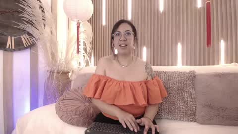 Snapshot of velvet_curly chatting on 06-03-26, 12:30 Emma Curly online show from 06-03-26, 12:30