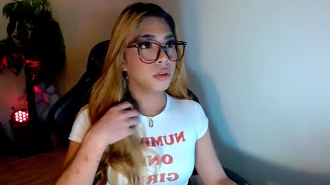 velvet_delux69 online show from 11-04-25, 12:15