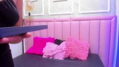 velvet_giirll online show from 06-04-26, 01:17