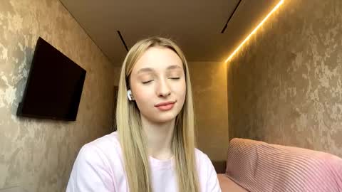 Snapshot of velvethonerkamp chatting on 11-16-25, 07:14 Nika online show from 11-16-25, 07:14