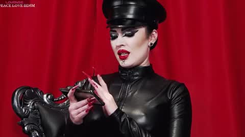 Snapshot of venenaschwarz chatting on 10-19-25, 12:06 MISTRESS online show from 10-19-25, 12:06