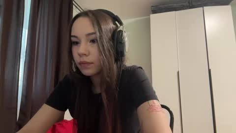 Snapshot of venessasatterwhite chatting on 06-19-26, 06:45 Milla online show from 06-19-26, 06:45