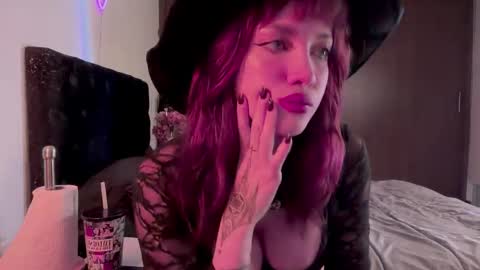 Lanna   online show from 10-17-25, 01:03