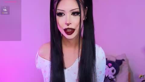 Snapshot of venomeowww_ chatting on 09-27-25, 03:33 Vivian online show from 09-27-25, 03:33