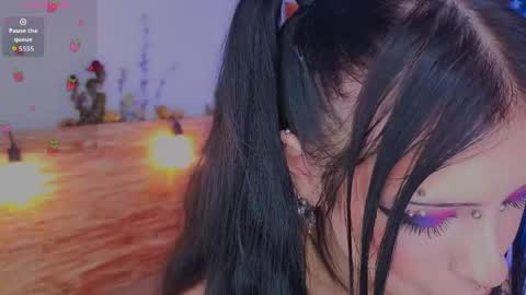 Snapshot of venomeowww_ chatting on 05-11-26, 02:45 Vivian online show from 05-11-26, 02:45