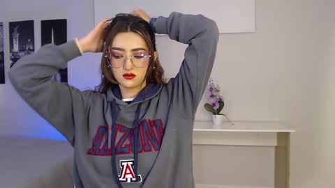 Snapshot of venus_steffen chatting on 09-17-25, 12:40 Mia online show from 09-17-25, 12:40