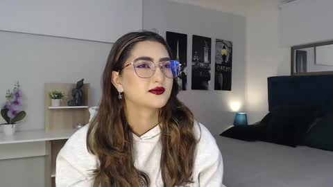 Snapshot of venus_steffen chatting on 09-18-25, 12:29 Mia online show from 09-18-25, 12:29