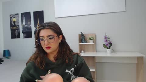 Snapshot of venus_steffen chatting on 09-19-25, 12:28 Mia online show from 09-19-25, 12:28