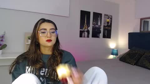 Snapshot of venus_steffen chatting on 10-08-25, 12:36 Mia online show from 10-08-25, 12:36