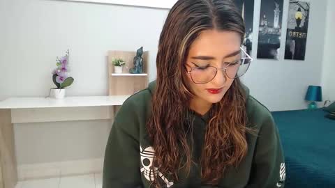 Snapshot of venus_steffen chatting on 10-15-25, 12:38 Mia online show from 10-15-25, 12:38