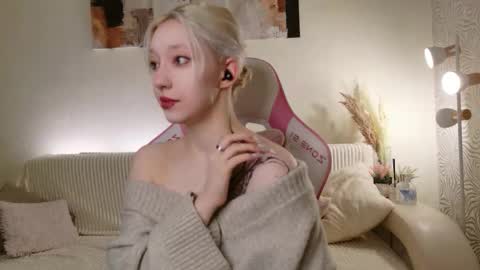 Mia online show from 10-18-25, 06:16