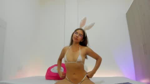 Snapshot of verohoneymoon chatting on 04-30-26, 02:18 Veronica online show from 04-30-26, 02:18