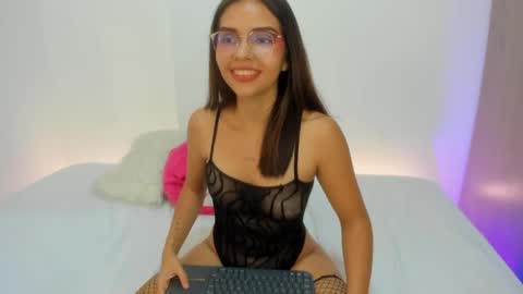 Snapshot of verohoneymoon chatting on 05-08-26, 06:02 Veronica online show from 05-08-26, 06:02