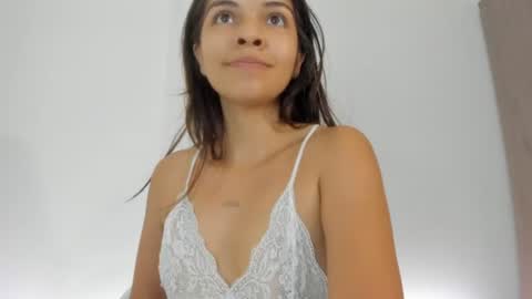 Snapshot of verohoneymoon chatting on 06-22-26, 04:04 Veronica online show from 06-22-26, 04:04