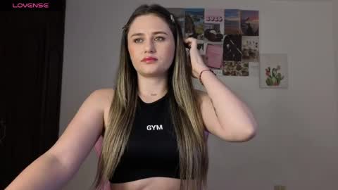 Snapshot of veronika__winslow_ chatting on 05-20-26, 04:40 Vero online show from 05-20-26, 04:40