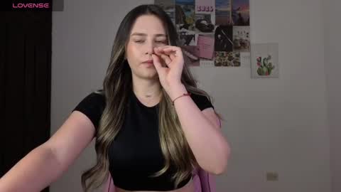 Snapshot of veronika__winslow_ chatting on 05-24-26, 05:01 Vero online show from 05-24-26, 05:01