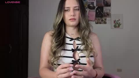 Snapshot of veronika__winslow_ chatting on 05-26-26, 05:58 Vero online show from 05-26-26, 05:58