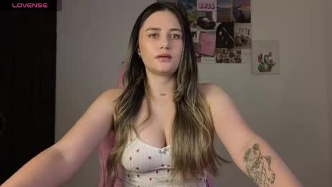 Snapshot of veronika__winslow_ chatting on 05-28-26, 05:27 Vero online show from 05-28-26, 05:27