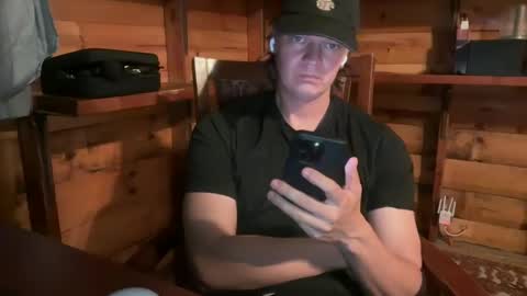 Snapshot of vexelgain chatting on 10-10-25, 02:32 HendasWerout online show from 10-10-25, 02:32