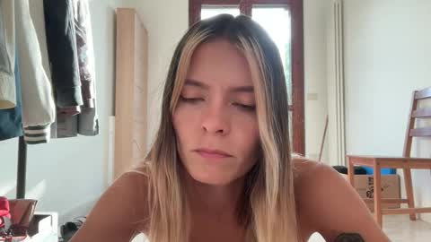 Snapshot of viajemos chatting on 05-31-26, 05:09 papichulo y mamichula online show from 05-31-26, 05:09