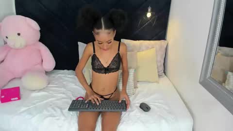 Snapshot of vicky_castillo chatting on 05-29-26, 10:19 Vicky Castillo online show from 05-29-26, 10:19