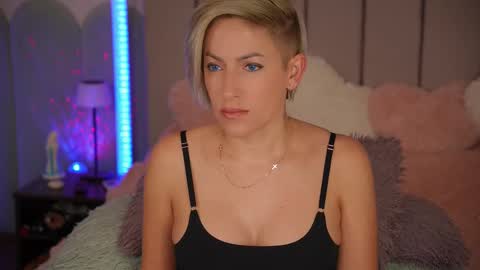 Snapshot of vickysecret96 chatting on 10-14-25, 04:41 vickysecret96 online show from 10-14-25, 04:41