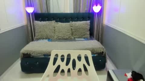 Victoria  grey  online show from 04-22-26, 07:48