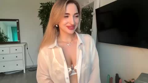 Snapshot of victoria_jess chatting on 06-27-26, 01:17 Victoria online show from 06-27-26, 01:17