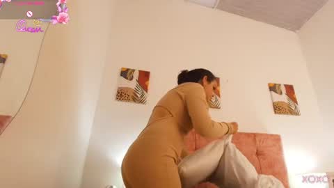 Snapshot of victoria_luxx_ chatting on 07-23-26, 11:19 Victoria online show from 07-23-26, 11:19