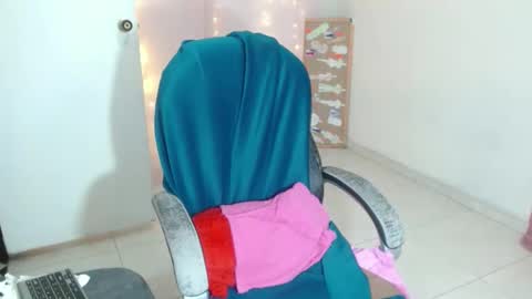 Snapshot of victoria_miler chatting on 12-06-24, 12:23 VICKY online show from 12-06-24, 12:23