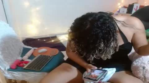 VICKY online show from 12-18-25, 12:06