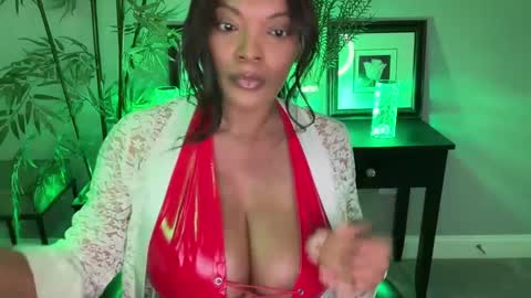 Snapshot of victoriagoldman chatting on 02-12-25, 08:18 Victoria online show from 02-12-25, 08:18